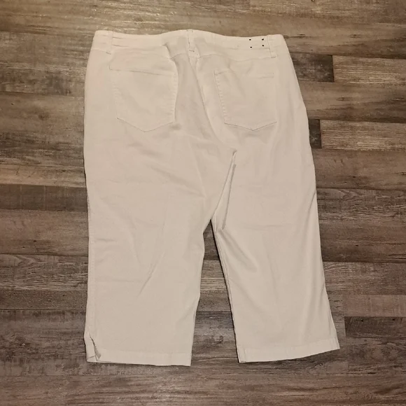 Studio Cream Capris - Picture 4 of 5